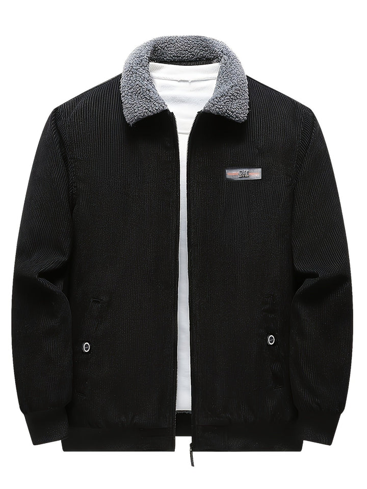 Dunkelgraue Herren Winterjacke, warm gefüttert, mit Reißverschluss und schützendem Stehkragen.