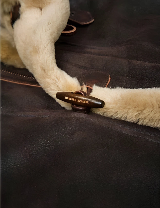 Komfortable Herren Winterjacke mit warmer Shearling-Innenfutter und Einreiher-Design.