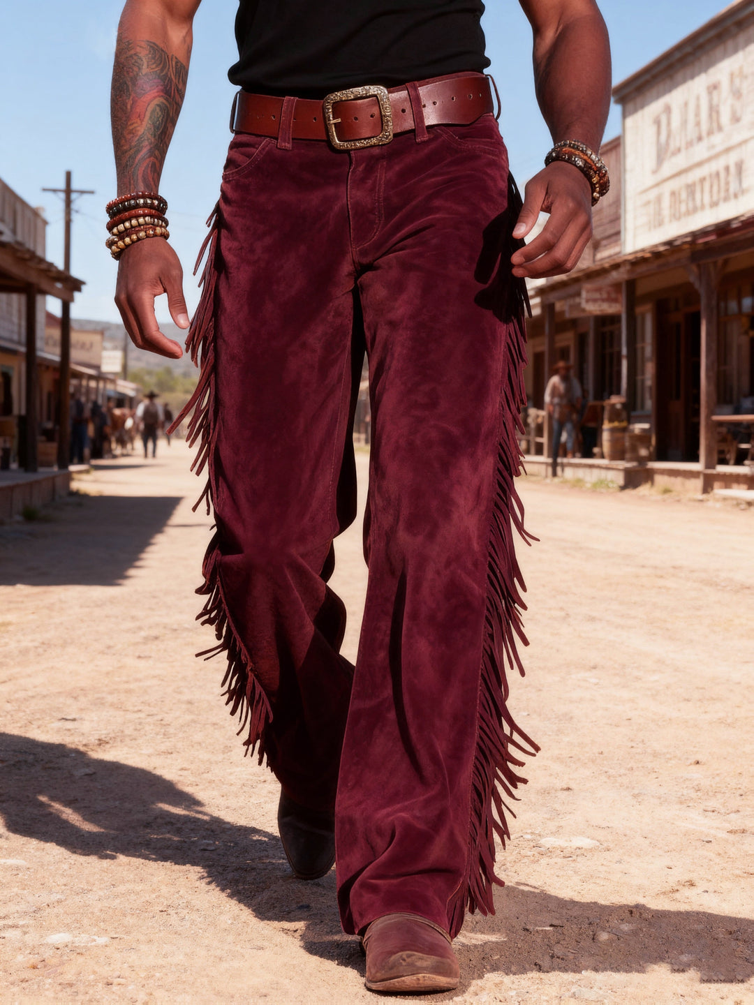 Komfortable Herren Westernhose in Wildlederoptik mit Fransen. Loose-fit Design, perfekt für Freizeit.