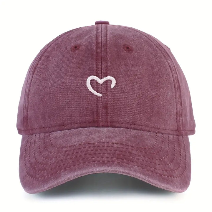Komfortable Damen Mütze mit besticktem Herz. Verstellbare Baumwoll-Baseballcap, perfekt für Freizeit & Sport im Frühling/Sommer.