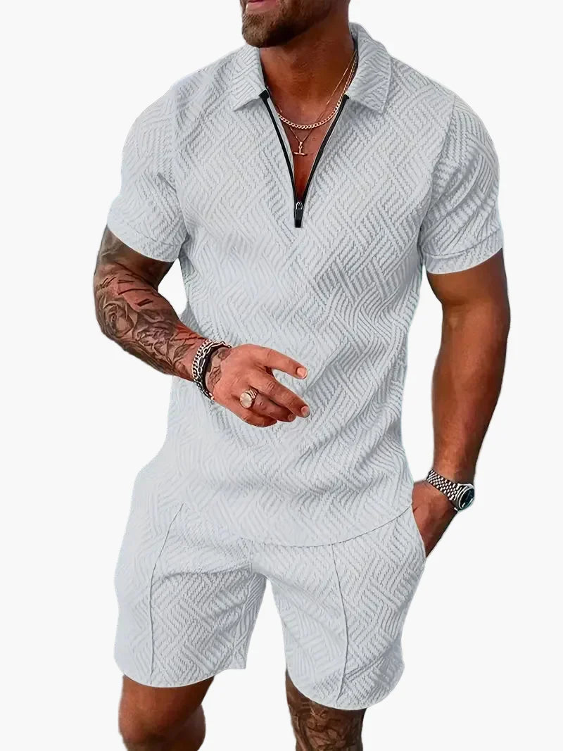 Stilvolles Herren Sommer-Set aus Poloshirt & Shorts, bequem und atmungsaktiv für Freizeit und Reisen.