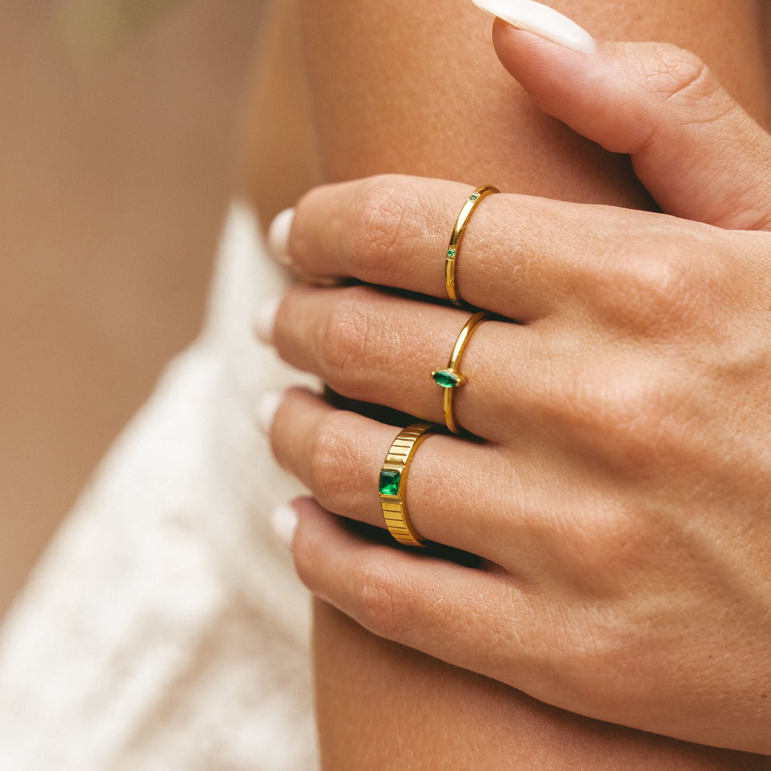 Auffälliger grüner Zirkonia Statement Ring für Damen, chunky Design aus robustem, wasserfestem Edelstahl.