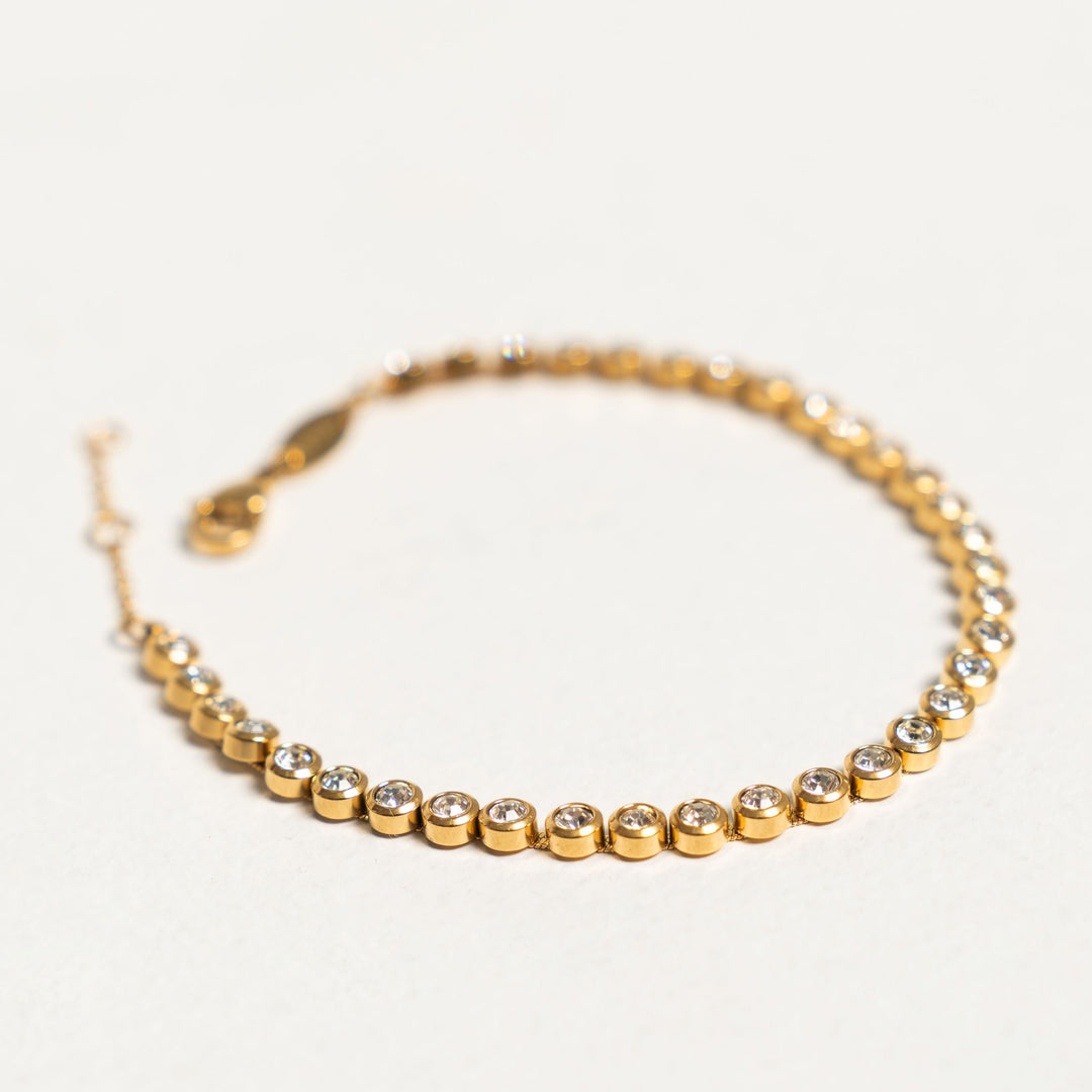 Fein gearbeitetes Damen Armband mit Zirkonsteinen, wasserfest & elegant. Hochwertiger Edelstahl Schmuck.