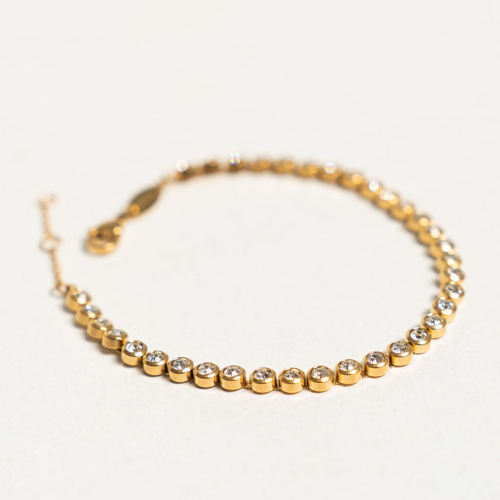 Fein gearbeitetes Damen Armband mit Zirkonsteinen, wasserfest & elegant. Hochwertiger Edelstahl Schmuck.