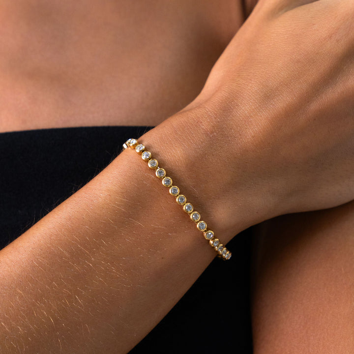 Verstellbares Damen Armband mit Zirkonsteinen, für individuellen Tragekomfort. Wasserfest, aus Edelstahl.