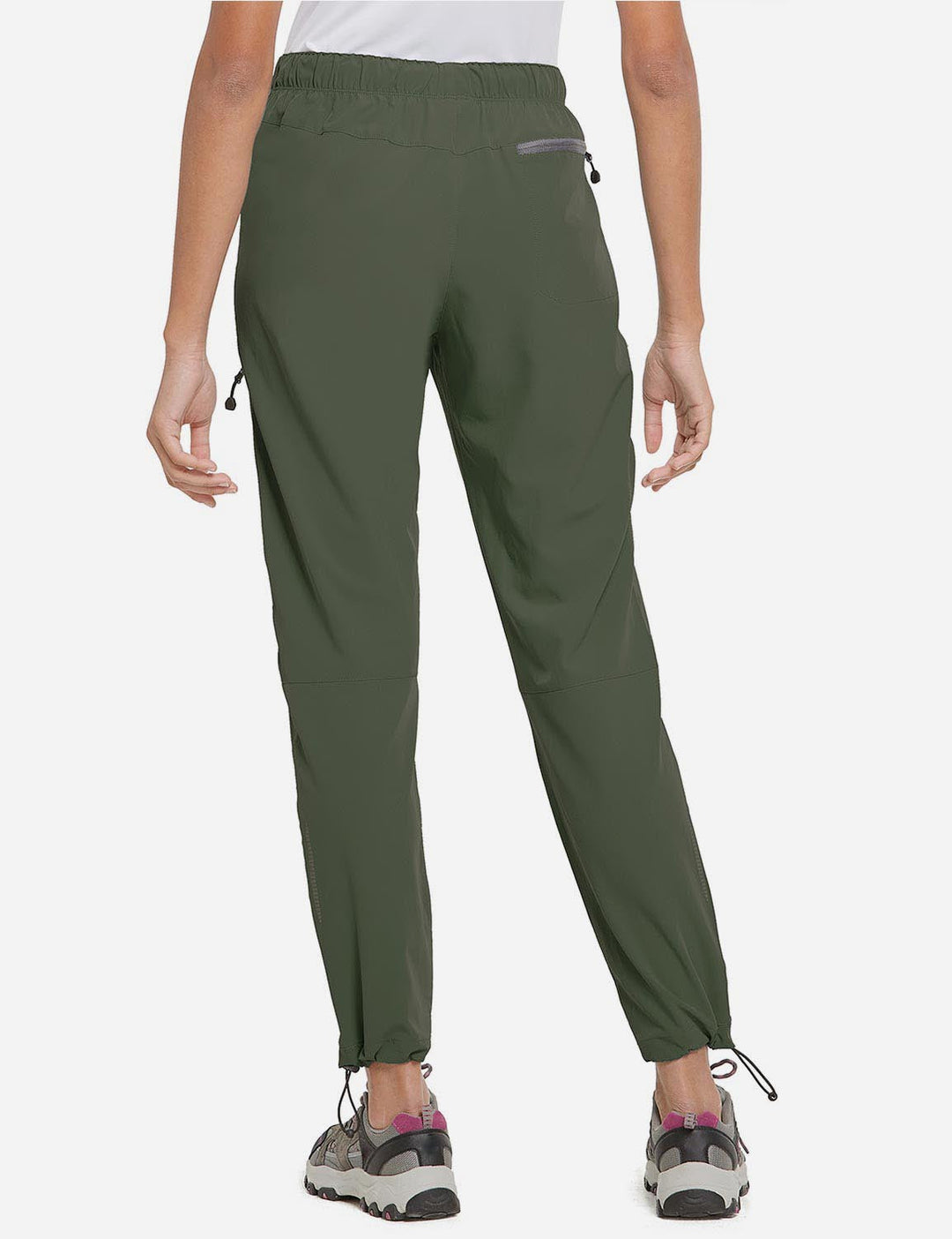 Damen Wanderhose, ausgestellt auf einem Bügel, bereit für das nächste Outdoor-Erlebnis.