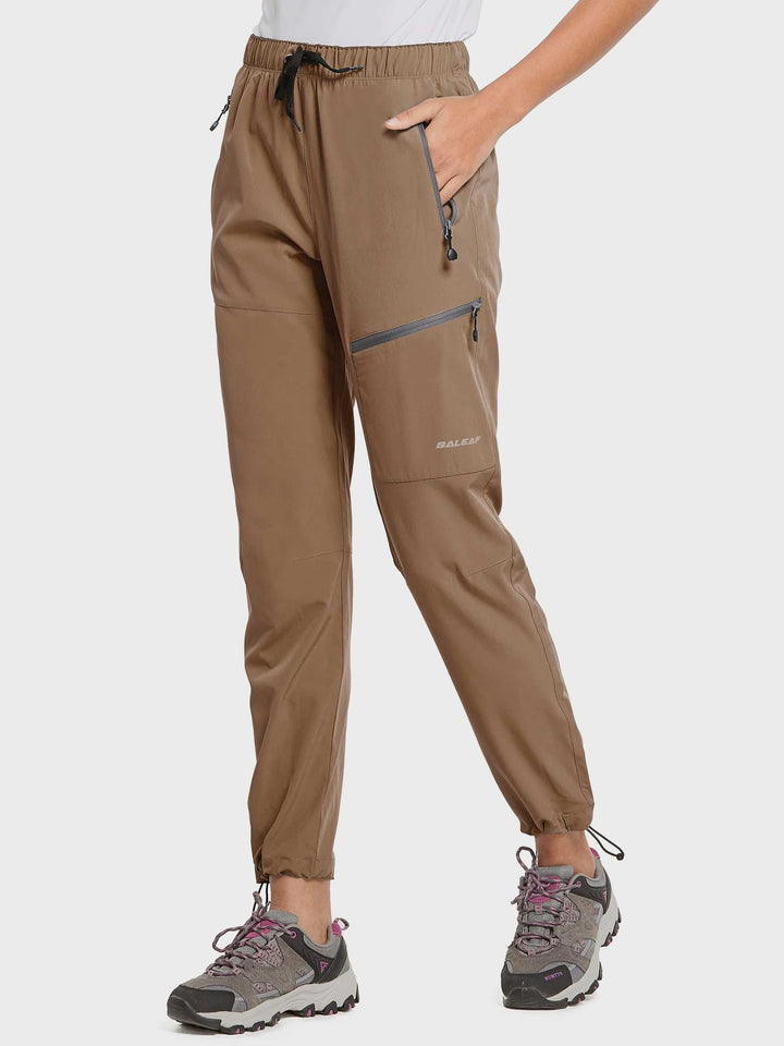 Damen-Outdoorhose, detailreiche Ansicht der robusten Nähte & Taschen. Qualitätsprodukt.