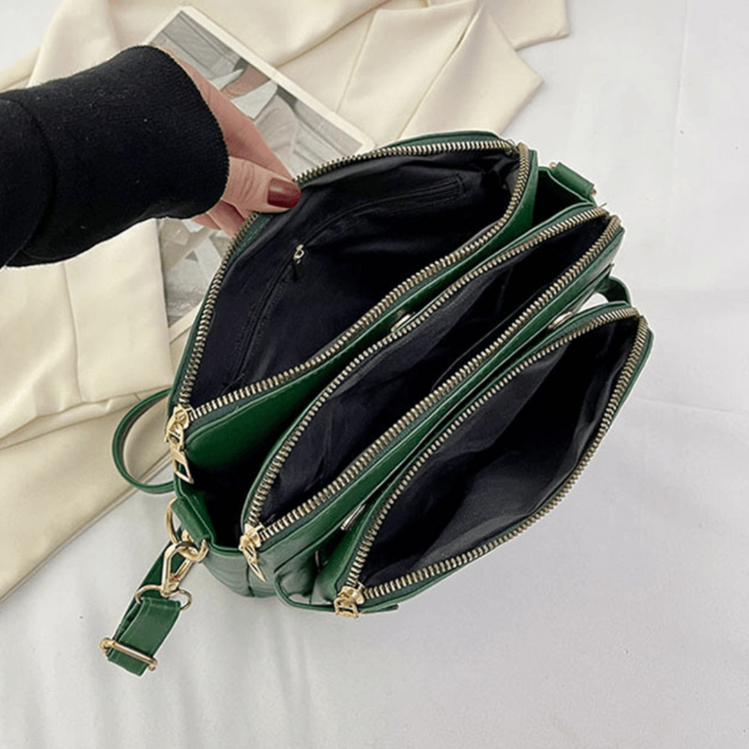 Person trägt kompakte Unisex Crossbody-Schultertasche aus PU-Leder, modisches Accessoire für Stadt und Reise.