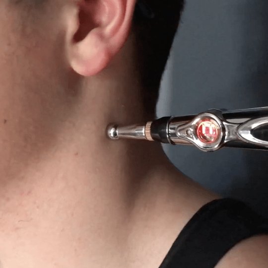 Detaillierter Akupunktur-Massage-Stift mit verschiedenen Aufsätzen zur gezielten Schmerzlinderung bei Muskeln & Gelenken.