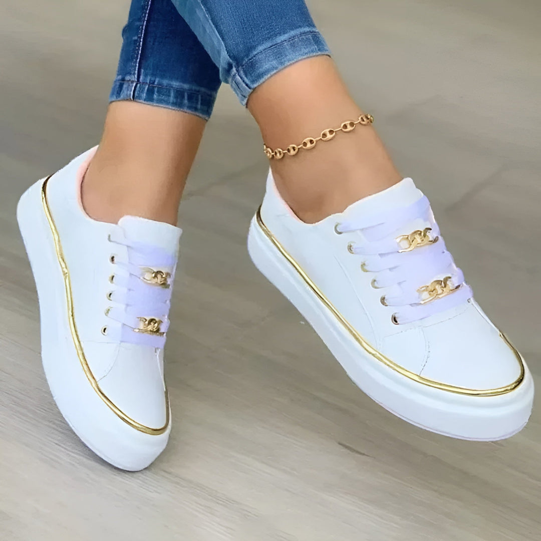 Elegante Damen Alltagssneaker in Weiß mit goldenen Akzenten für Komfort und Stil im Alltag.