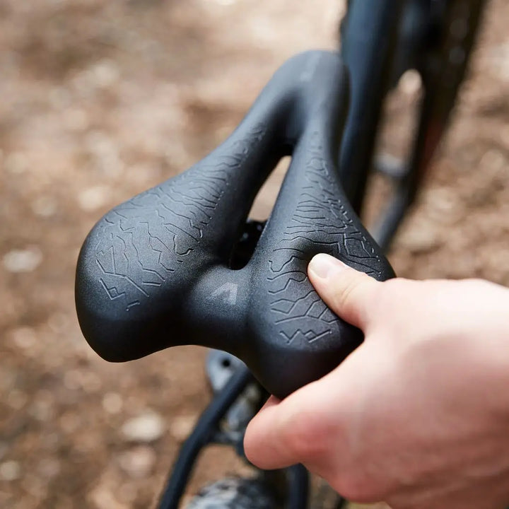 Komfortabler Fahrradsattel mit Memory Foam Polsterung, ideal für lange Touren und Mountainbiking.
