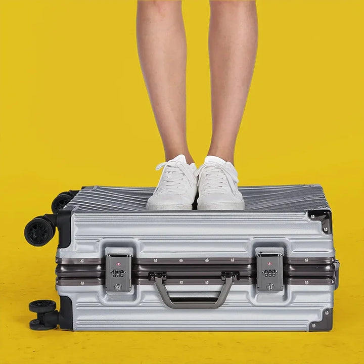 Eleganter, robuster Geneva Hartschalenkoffer aus Aluminium. Perfektes Reisegepäck für Urlaub & Geschäftsreise.