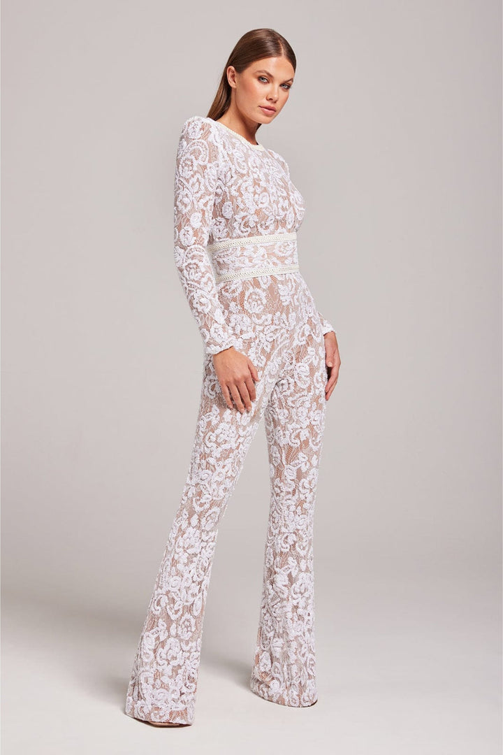 Modischer Damen Jumpsuit mit weitem Bein und Taillenbetonung; schicker Einteiler für Sommer & festliche Events.