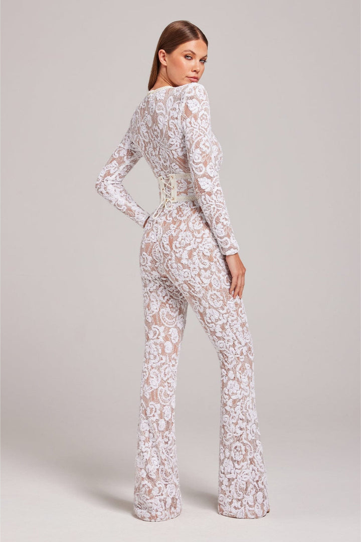 Zeitloser Damen Eleganz Overall aus fließendem Stoff; komfortabler Einteiler, ideal für festliche Anlässe & Abendmode.