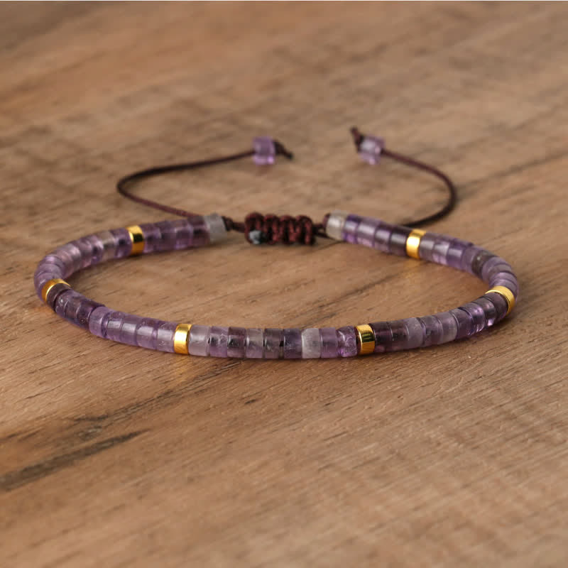 Damenarmband Seraphina, geflochtenes Design, Natursteine, eleganter Schmuck für Frauen.