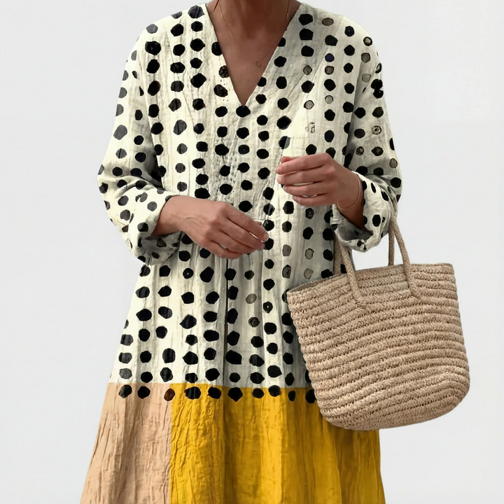 Bequemes Freizeitkleid für Damen, Maxilänge, Stufenrock und V-Ausschnitt.
