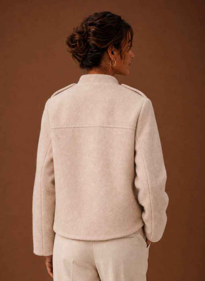 Stilvolle Damen Kurzjacke mit Knopfleiste. Perfekte Oberbekleidung für kühle Herbst- und Wintertage.