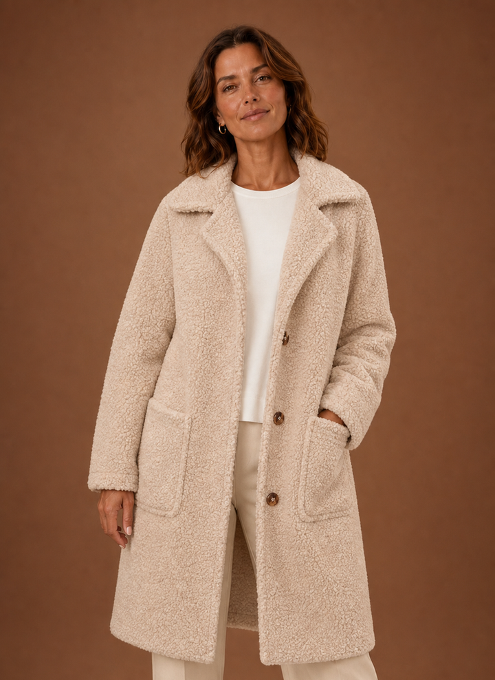 Eleganter Damen Teddymantel als Zweireiher, klassisch und warm für Herbst/Winter.