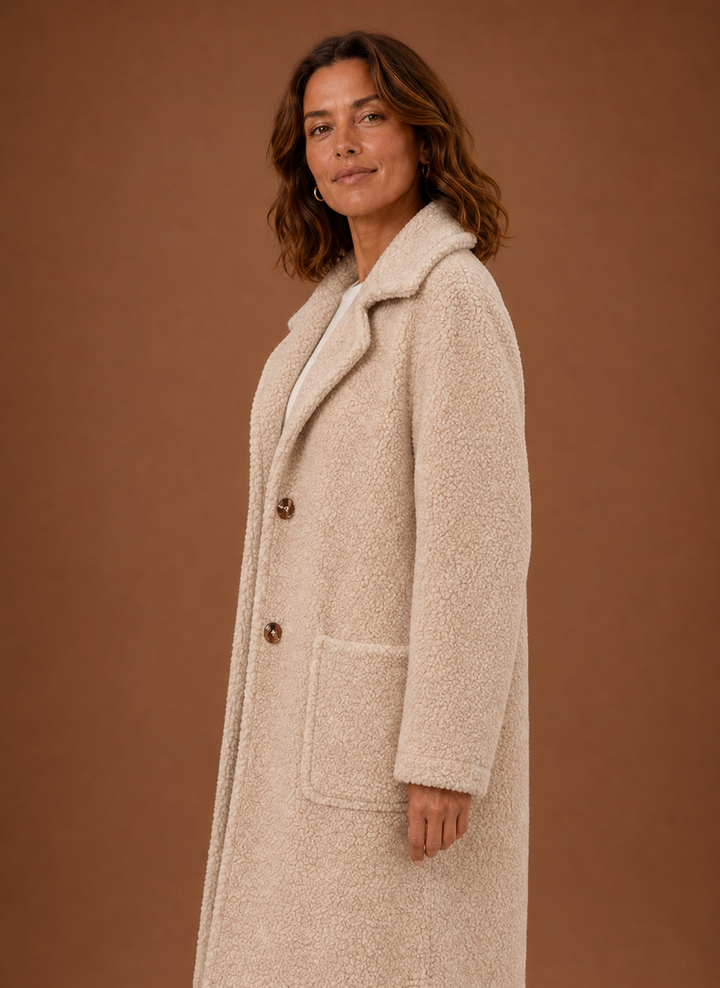 Langer, stilvoller Damen Wintermantel, ein eleganter Zweireiher Teddymantel für modebewusste Frauen.