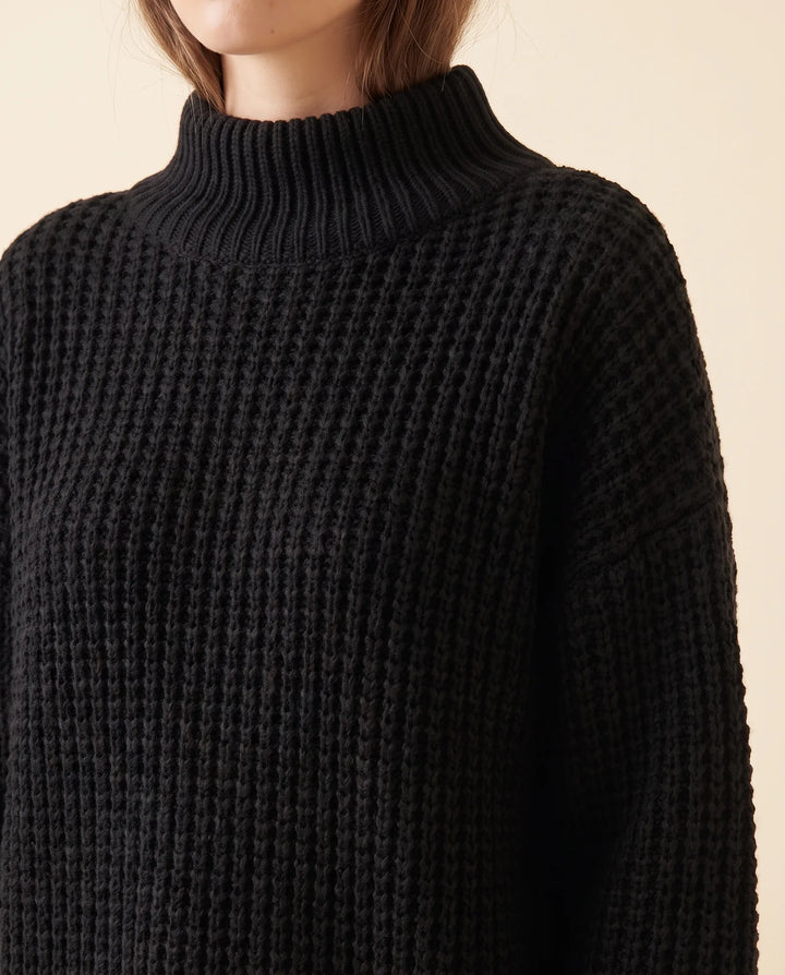 Eleganter Oversized Rollkragenpullover für Damen, perfekte Wintermode für stilvolle Auftritte.