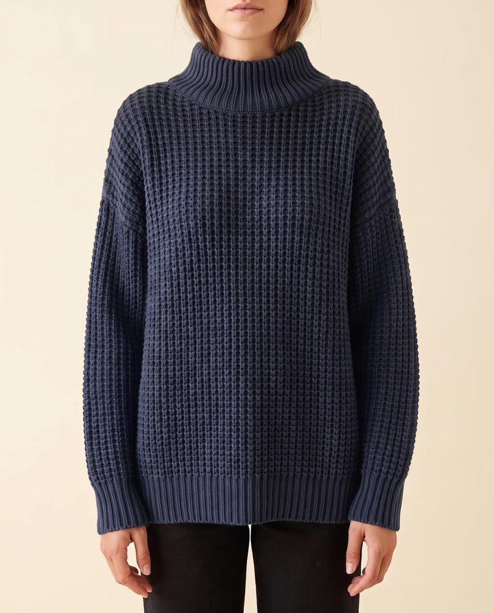 Modell trägt kuscheligen, langarm Oversized Rollkragenpullover, ideal für Herbst & Winter.