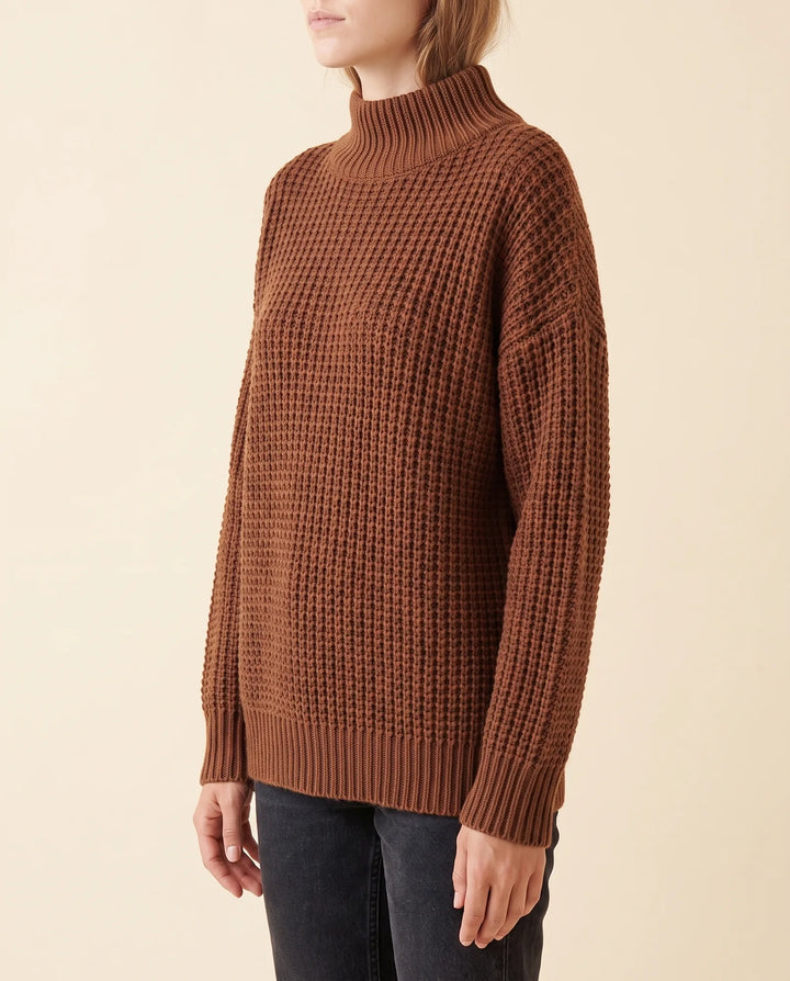 Textur des weichen, kuscheligen Strickstoffs vom Oversized Damen Rollkragenpullover.