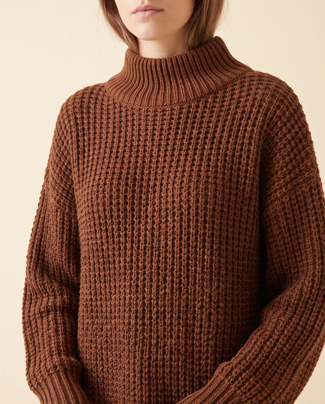 Model präsentiert stilvollen, bequemen Oversized Damen Rollkragenpullover.