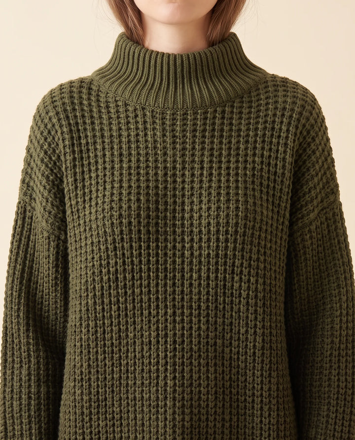 Eleganter, dennoch bequemer Damen Oversized Rollkragenpullover, ideal für Herbst & Wintermode.