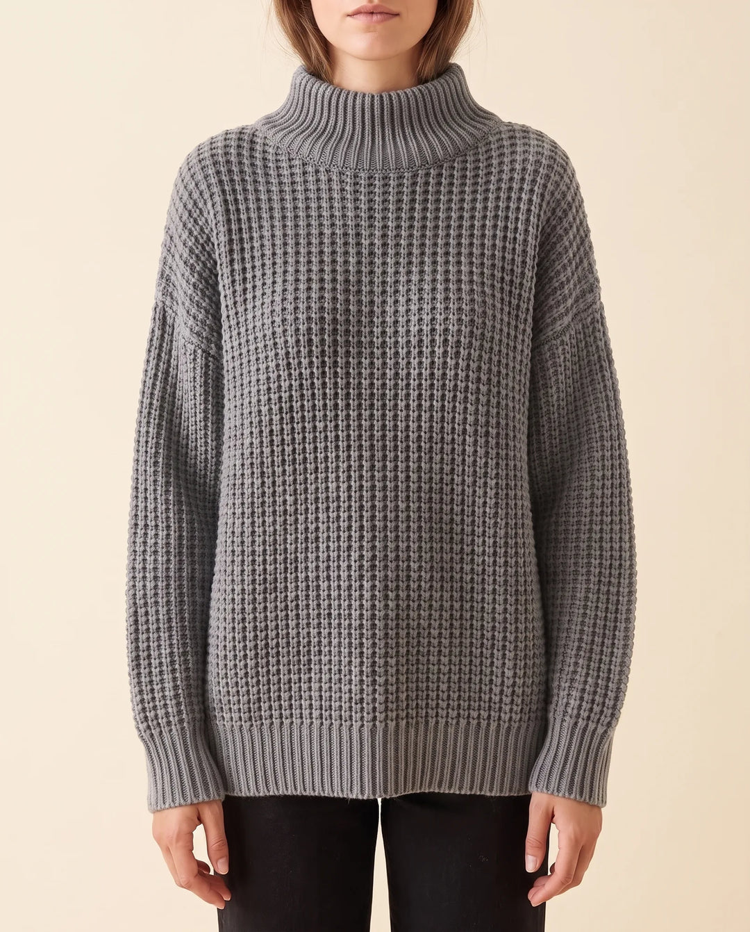 Detail: Hoher Rollkragen und weiches Material an kuscheligem Oversized Damenpullover.