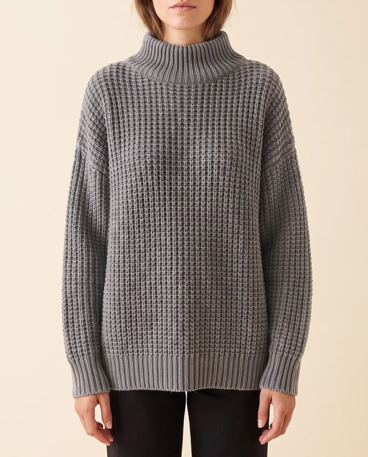 Detail: Hoher Rollkragen und weiches Material an kuscheligem Oversized Damenpullover.