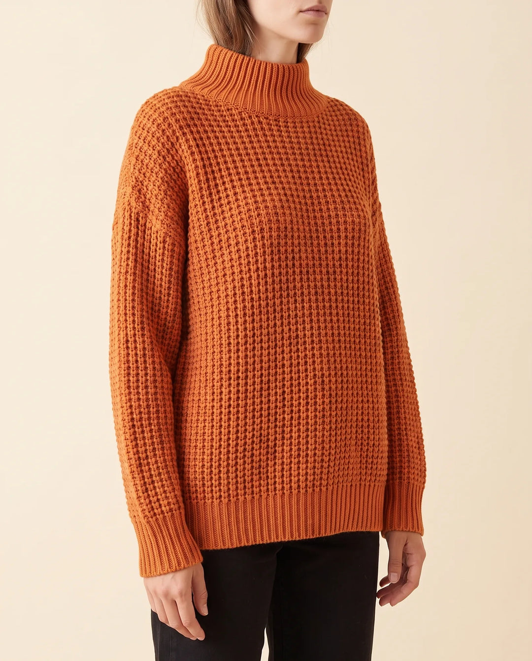 Seitenansicht: Locker fallender, stilvoller Damen Oversized Rollkragenpullover aus weichem Strick.