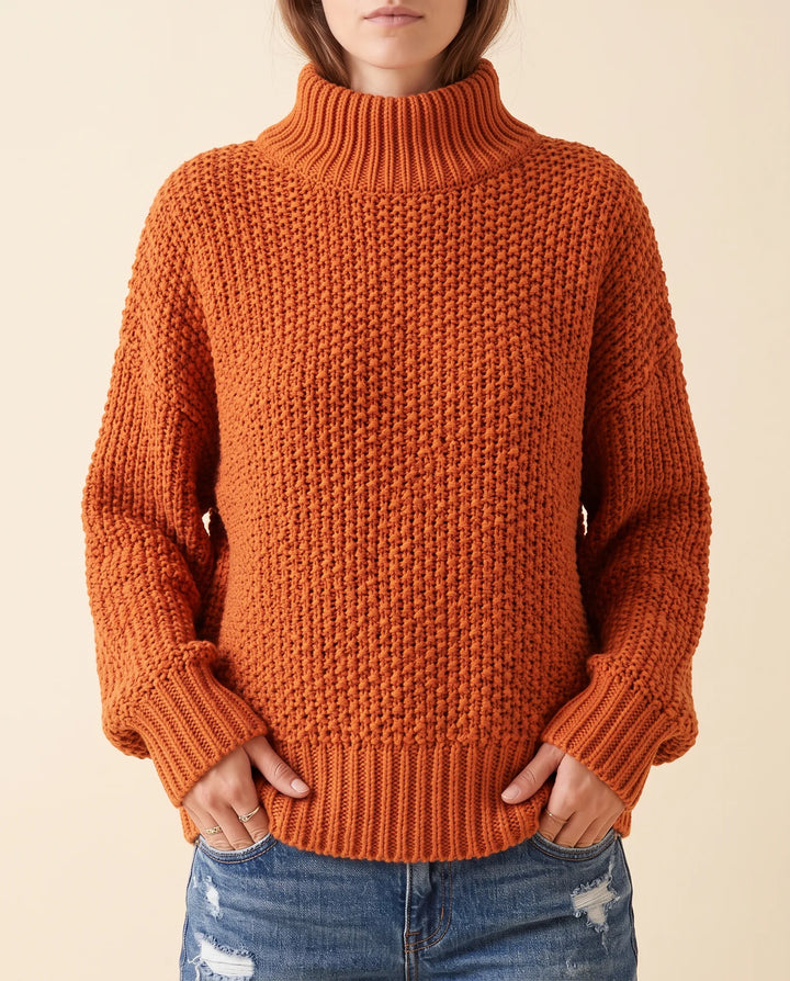 Nahaufnahme des weichen Strickmusters vom Oversized Damen Rollkragenpullover. Hoher Tragekomfort.