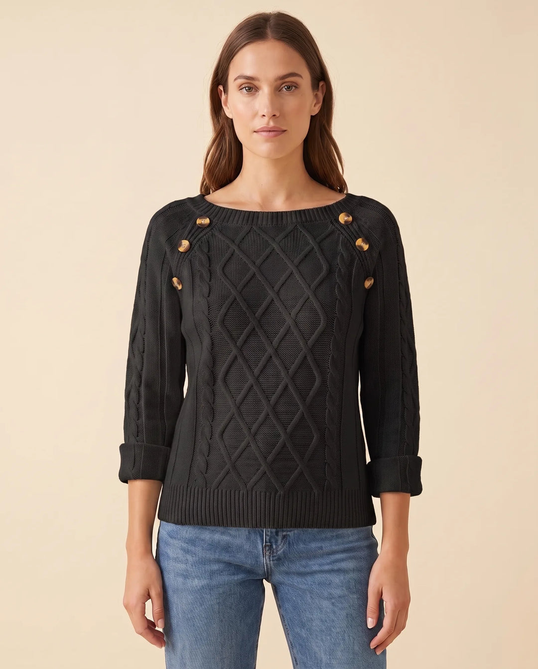 Vielseitiger Damen Zopfstrickpullover mit Schulterknöpfen, ideal für elegante Anlässe und gemütliche Stunden.