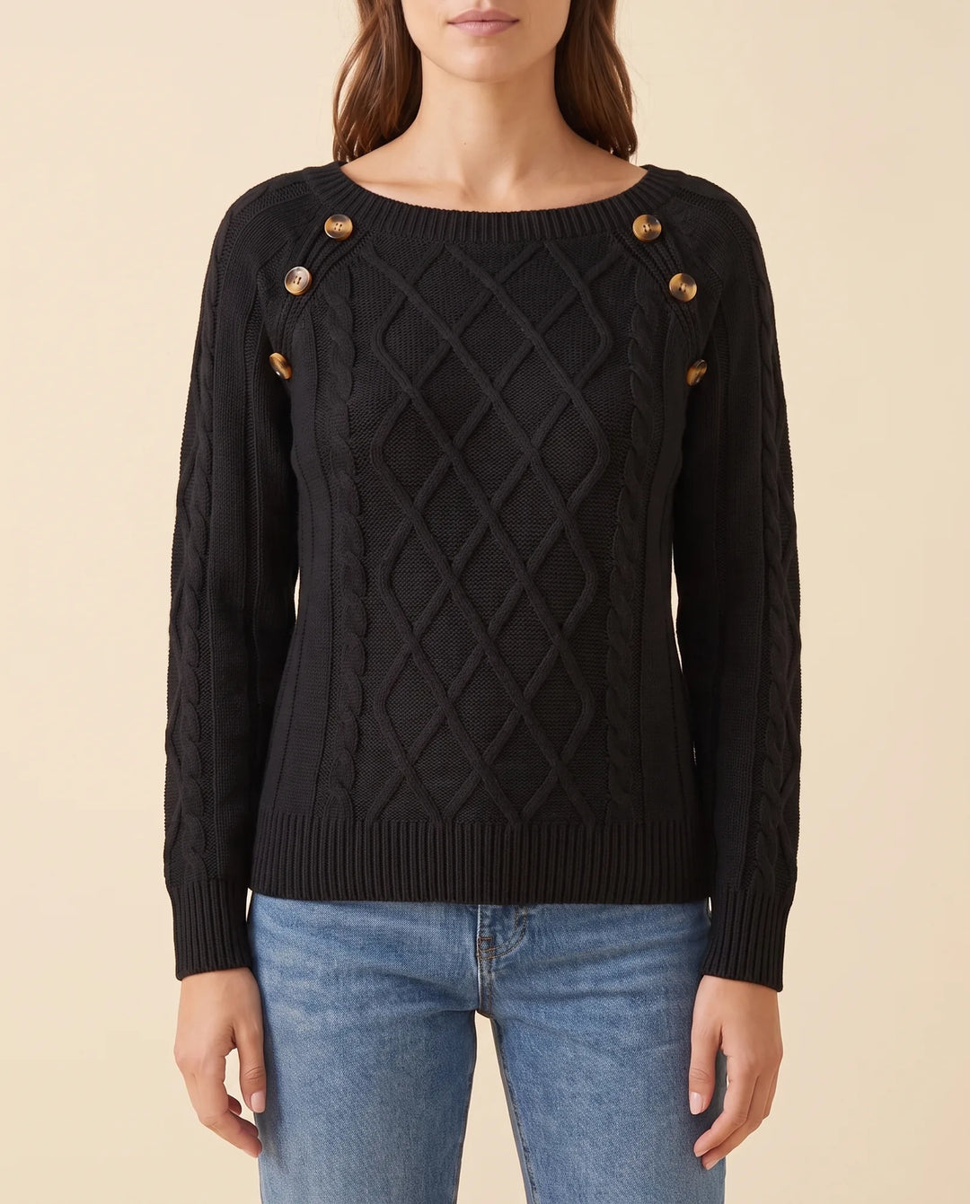 Komfortabler Damen Zopfstrickpullover in klassischem Schnitt mit stilvollen Schulterknöpfen, schmeichelnd.