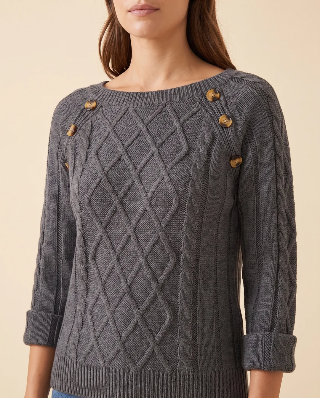 Kuscheliger Damen Zopfstrickpullover aus feiner Strickware mit eleganten Schulterknöpfen, angenehm auf der Haut.