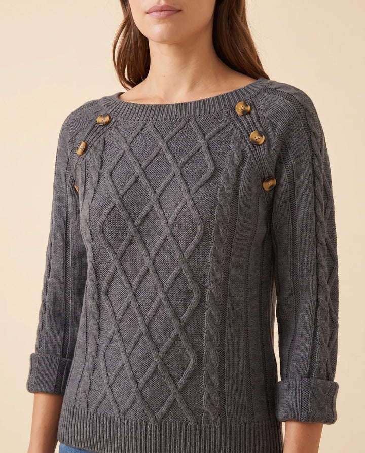 Kuscheliger Damen Zopfstrickpullover aus feiner Strickware mit eleganten Schulterknöpfen, angenehm auf der Haut.