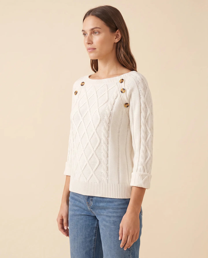 Modischer Damen Zopfstrickpullover mit stilvollen Schulterknöpfen, perfekt für einen eleganten Alltags-Look.