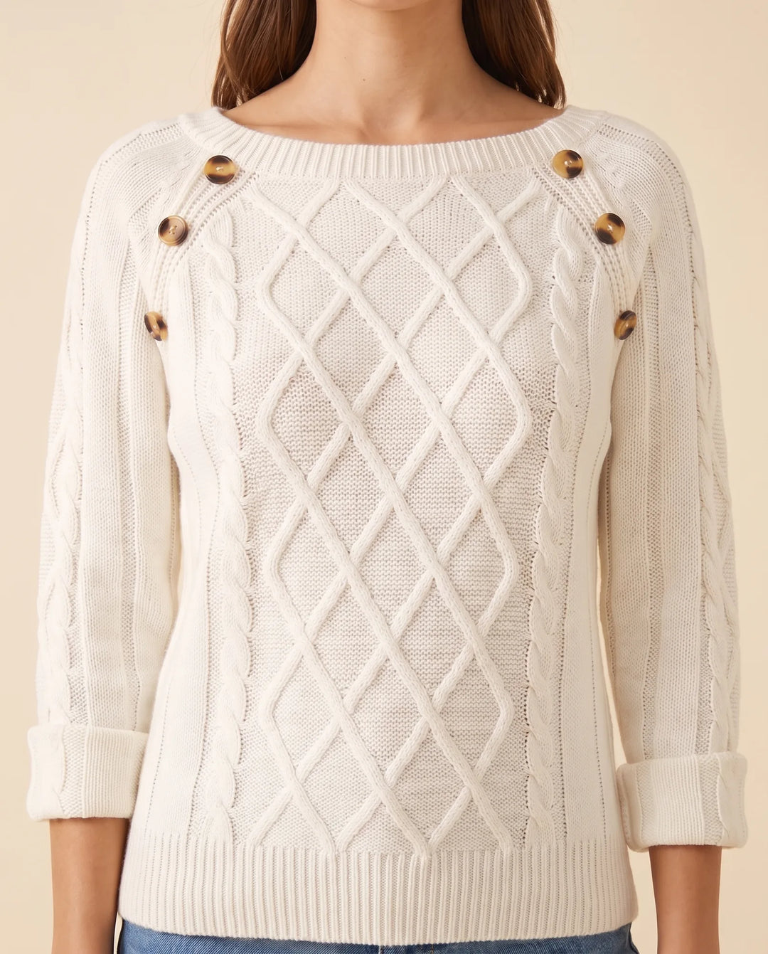 Hochwertiger Damen Strickpullover mit Zopfmuster und dekorativen Schulterknöpfen, weiche Strickware.