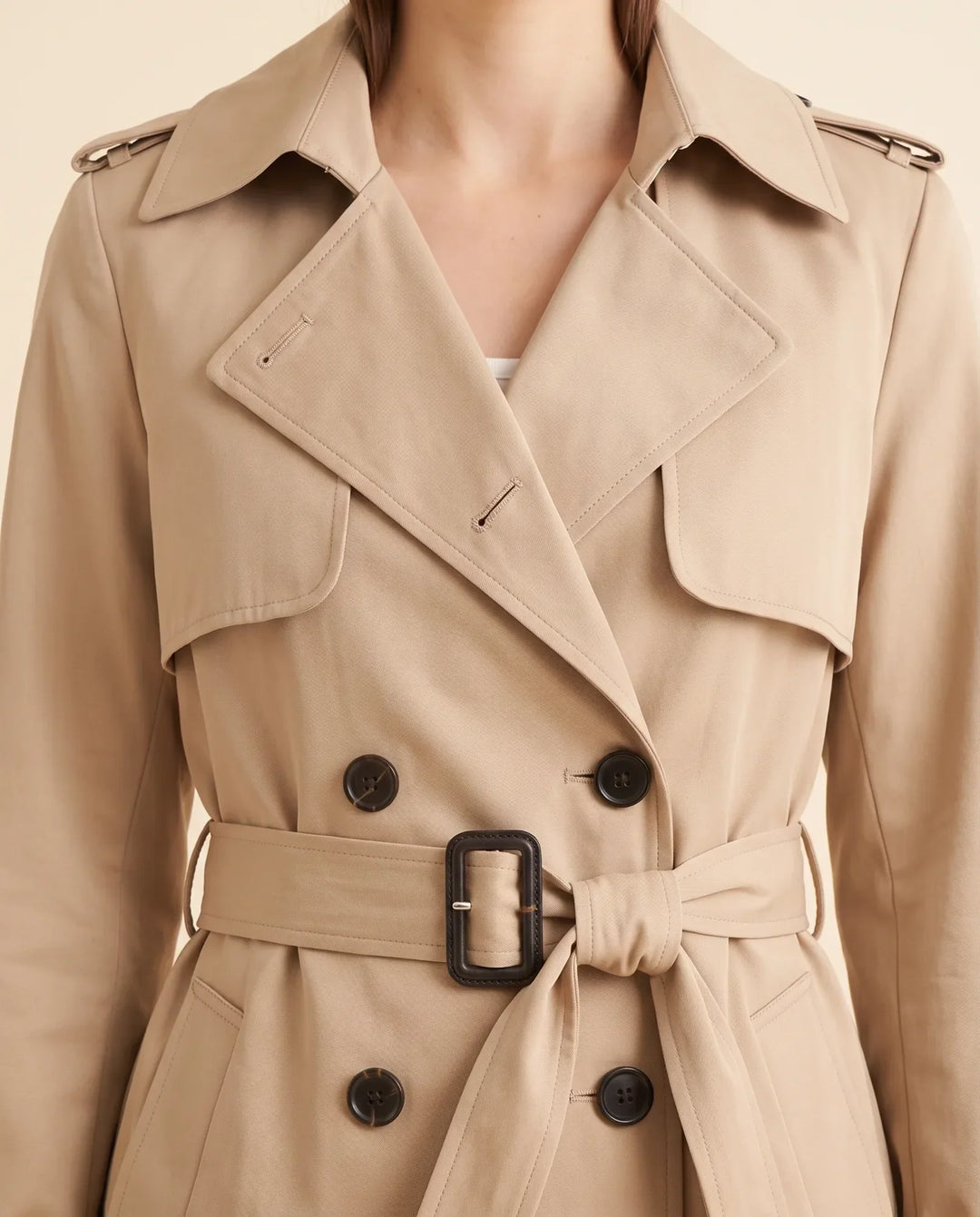 Klassische Damen Trenchcoat Jacke mit Gürtel und zweireihiger Knopfleiste, ideal für den Herbst.