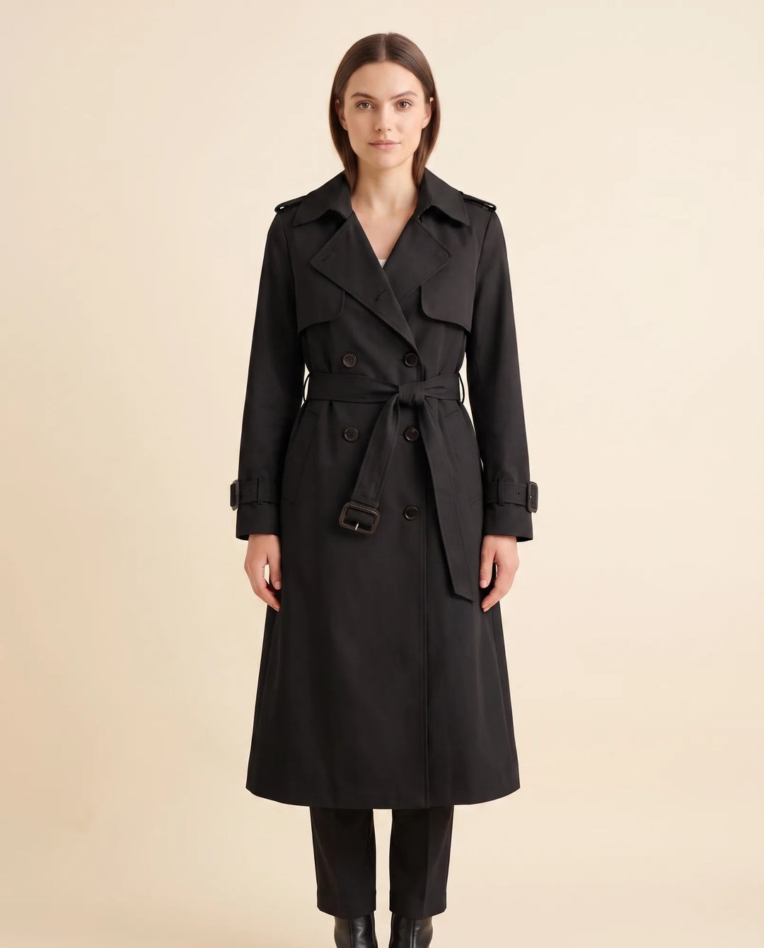 Eleganter Damen Trenchcoat mit Gürtel, langer Passform und Zweireiher-Design für Modebewusste.