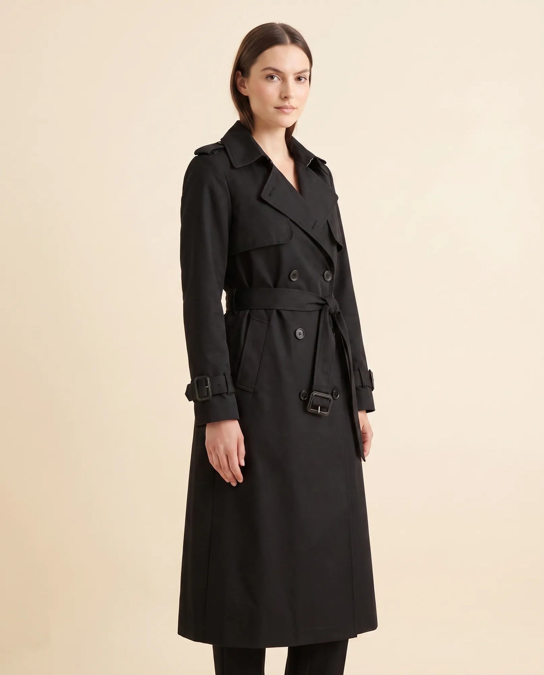 Damen Mode Trenchcoat, klassisch geschnitten mit Zweireiher und Taillengürtel, Frühling/Herbst.