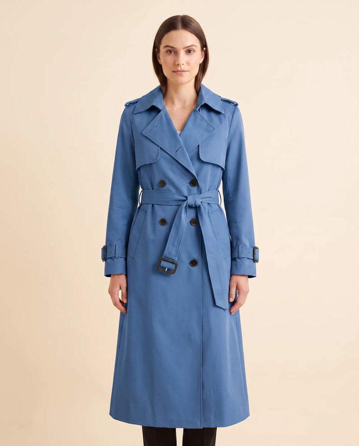 Zeitloser Damen Trenchcoat als Übergangsjacke, mit Gürtel und zweireihiger Optik, Herbstmode.