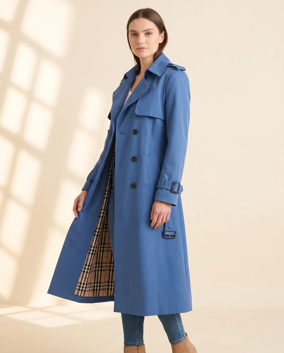 Klassischer Damen Trenchcoat mit Gürtel und doppelreihiger Knopfleiste, Must-have für Übergangszeiten.