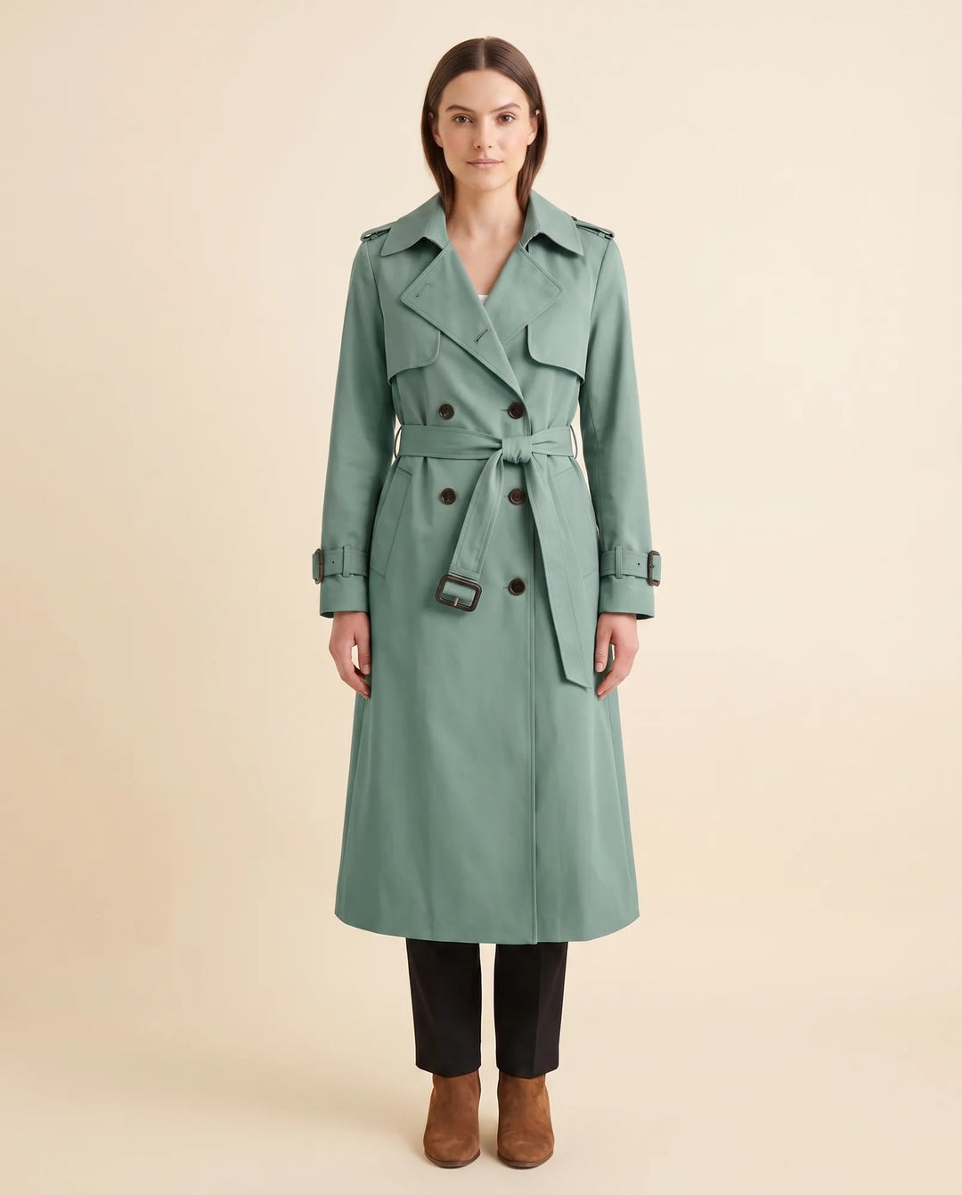 Stilvoller Damen Trenchcoat mit Gürtel für eine definierte Taille und modischem Zweireiher-Design.