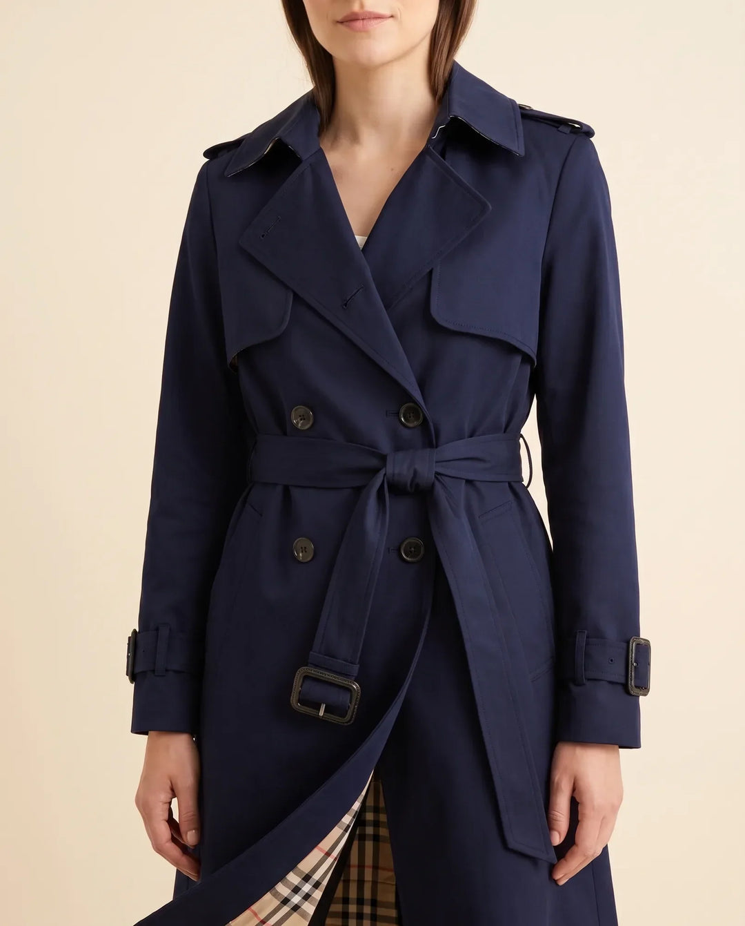 Damen Eleganter Trenchcoat in langer Passform, mit Gürtel und Zweireiher, ideal für den Herbst.