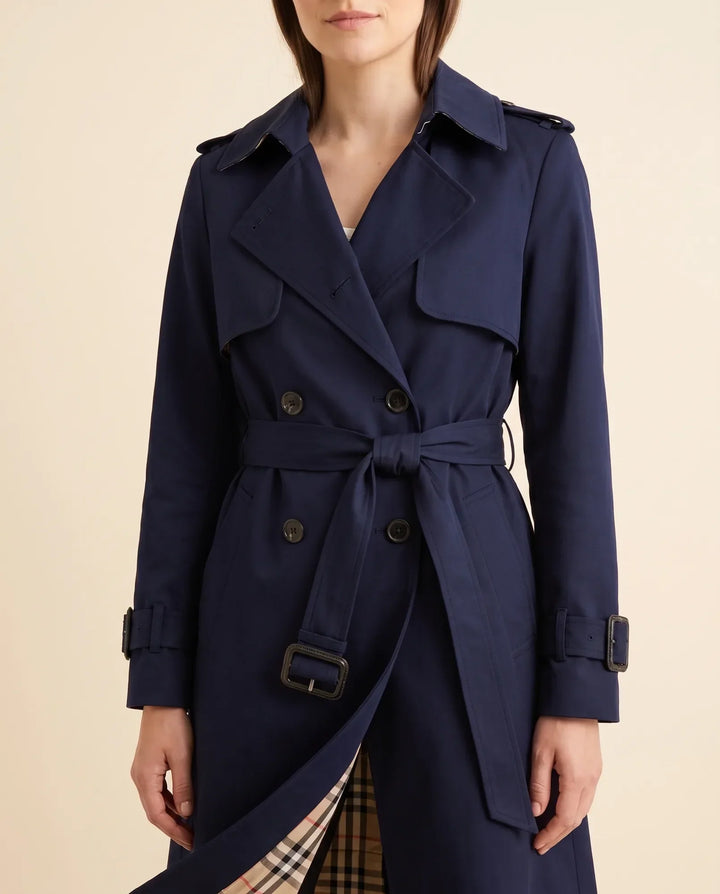 Damen Eleganter Trenchcoat in langer Passform, mit Gürtel und Zweireiher, ideal für den Herbst.