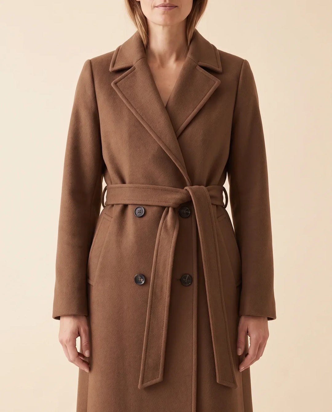 Eleganter Damen Quinn Wintermantel, langer Schnitt und zweireihiger Verschluss.