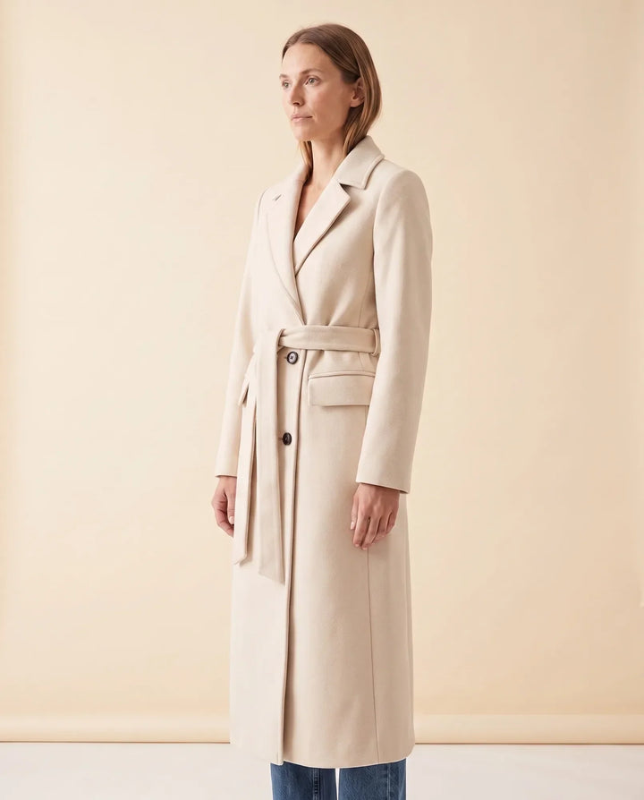 Hochwertiger Damen Herbstmantel Quinn, langer Zweireiher für einen klassischen Look.