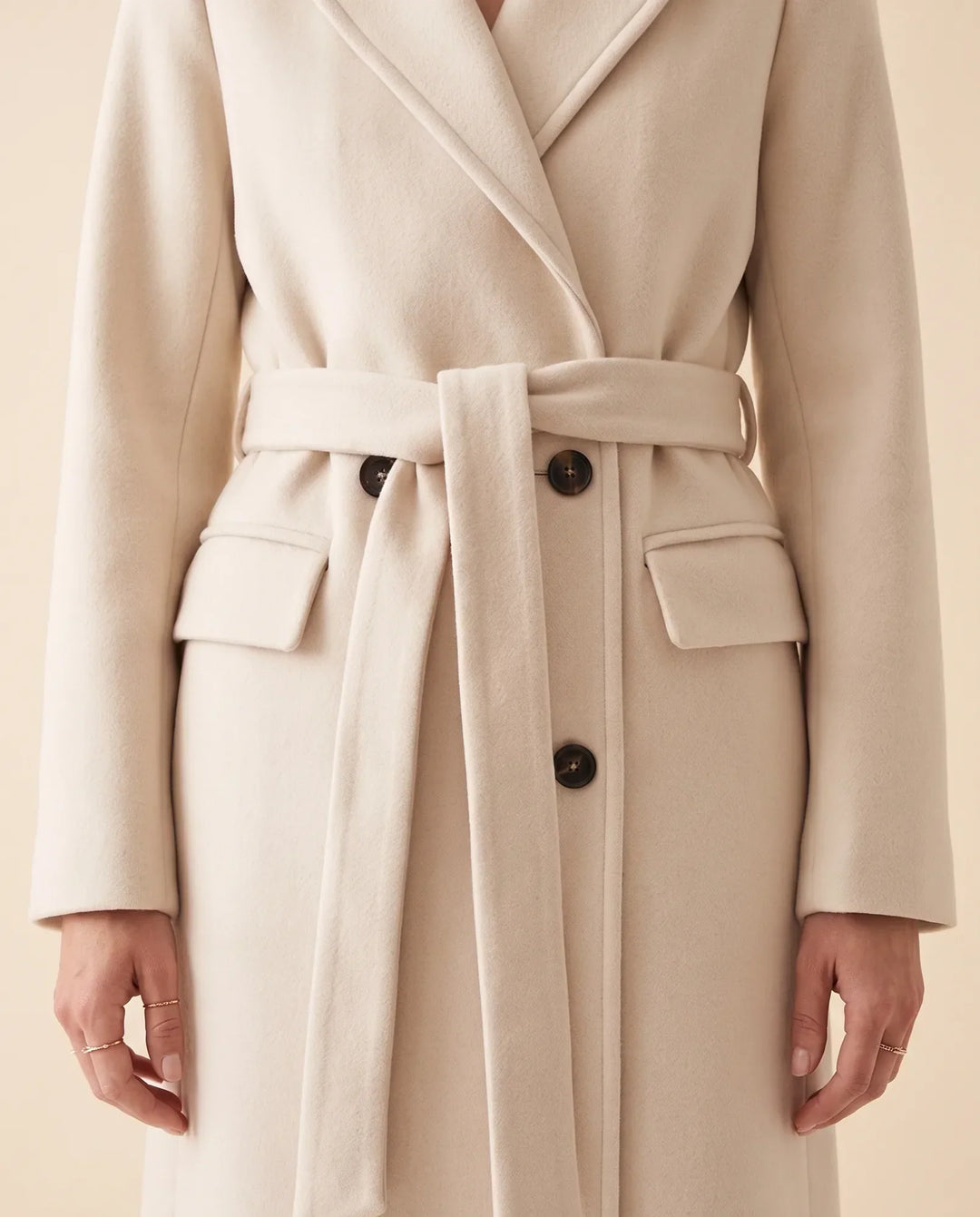 Damen Quinn Mantel lang, eleganter Wintermantel mit Reverskragen und Bindegürtel.