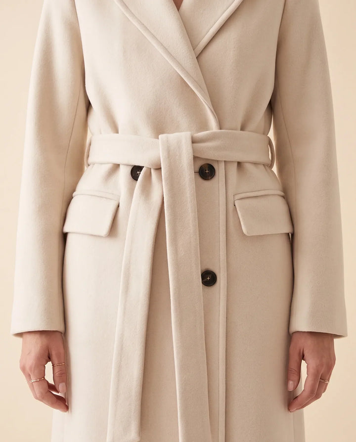 Damen Quinn Mantel lang, eleganter Wintermantel mit Reverskragen und Bindegürtel.